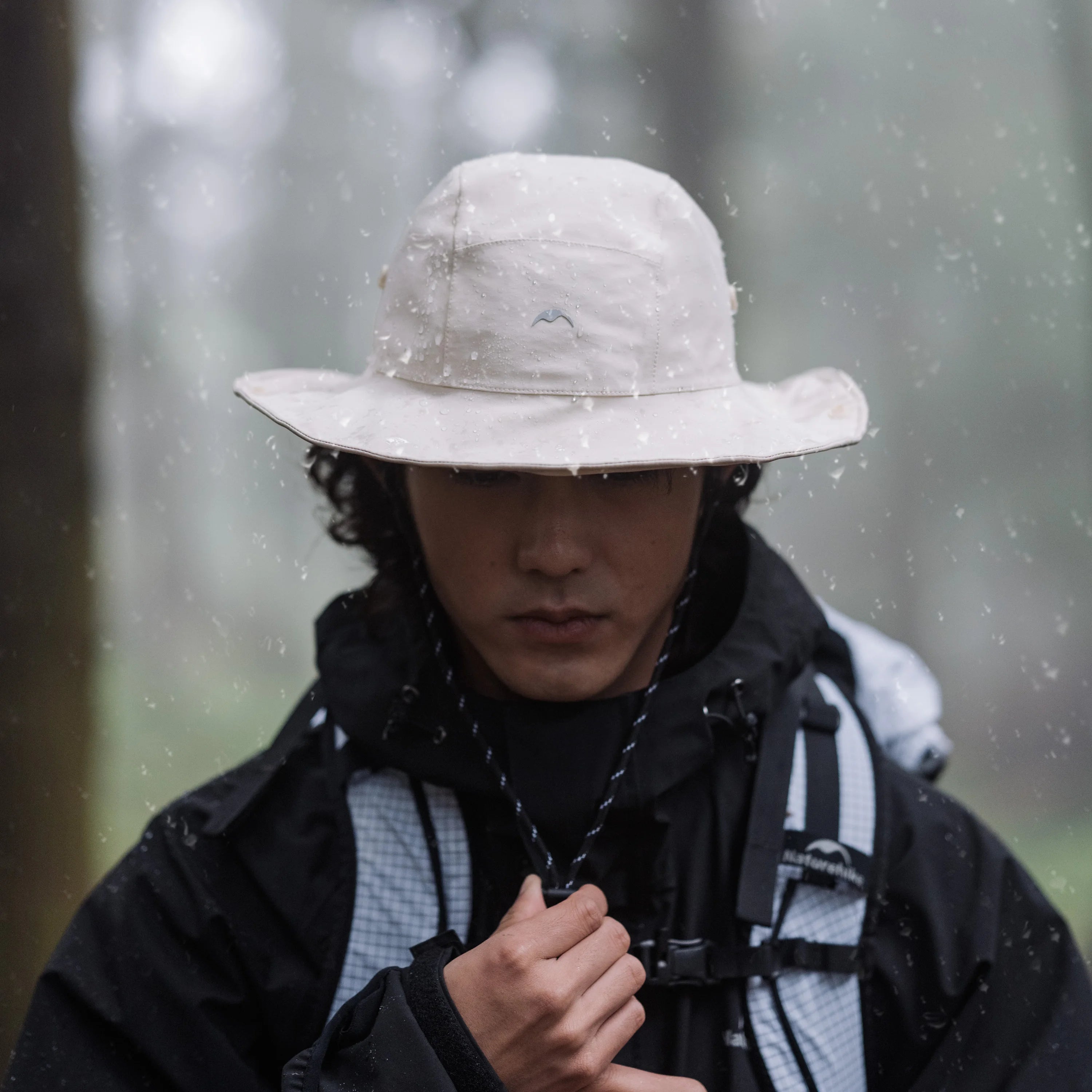 Chapeau pluie large bord voyageur
