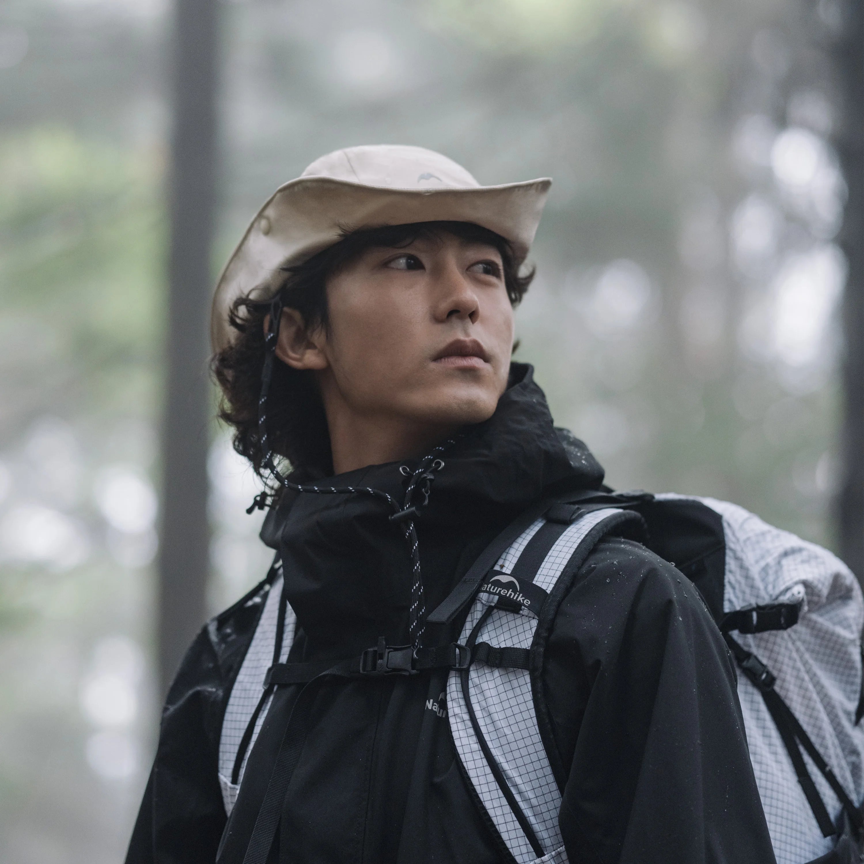 Chapeau pluie large bord voyageur
