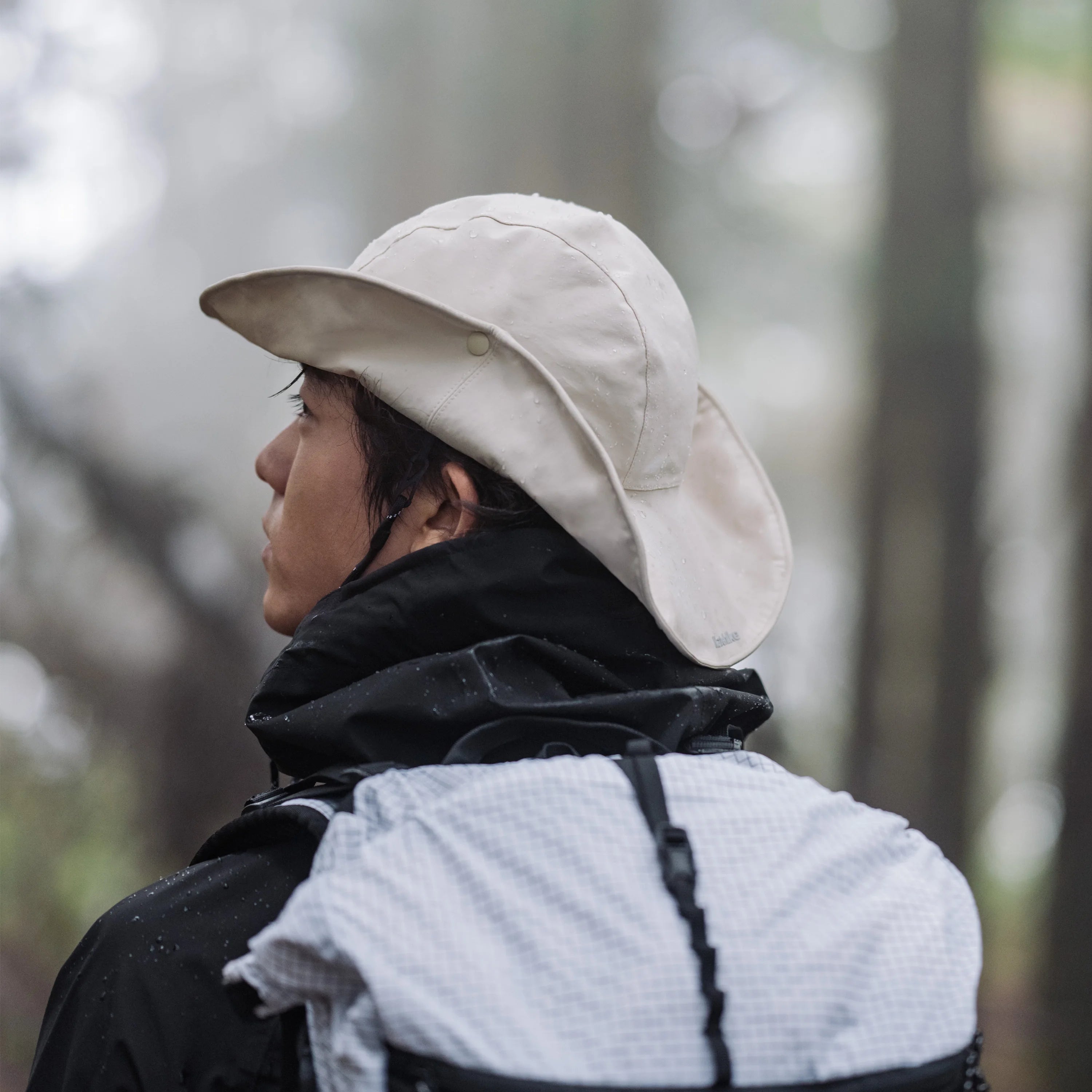 Chapeau pluie large bord voyageur